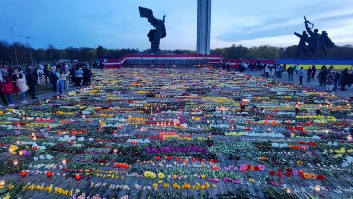 «Просто идиоты»: кемеровчанка из Риги — об уборке бульдозером цветов с памятника освободителям