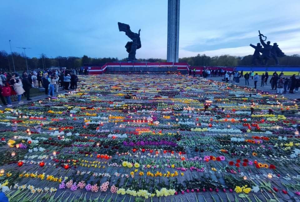 «Ужасный, аморальный поступок»: россиянка — об уборке бульдозером цветов у памятника освободителям в Риге
