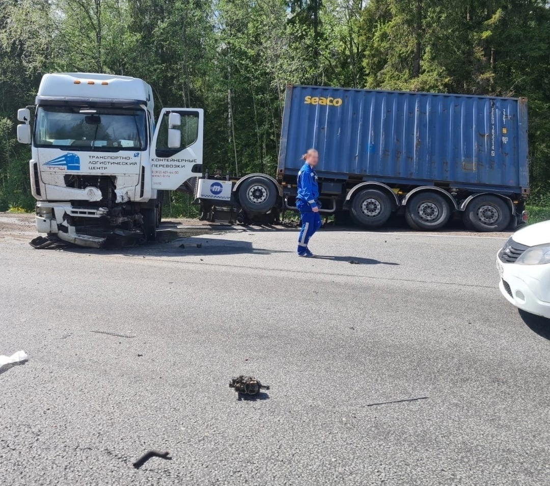 Байкер разбился о грузовик на Киевском шоссе. Мотоцикл вспыхнул от удара |  01.06.2022 | Санкт-Петербург - БезФормата