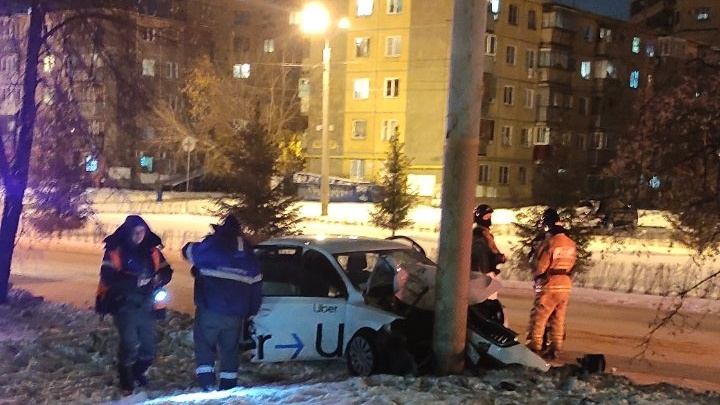 Машина такси на высокой скорости влетела в столб в центре Челябинска. Есть пострадавшие