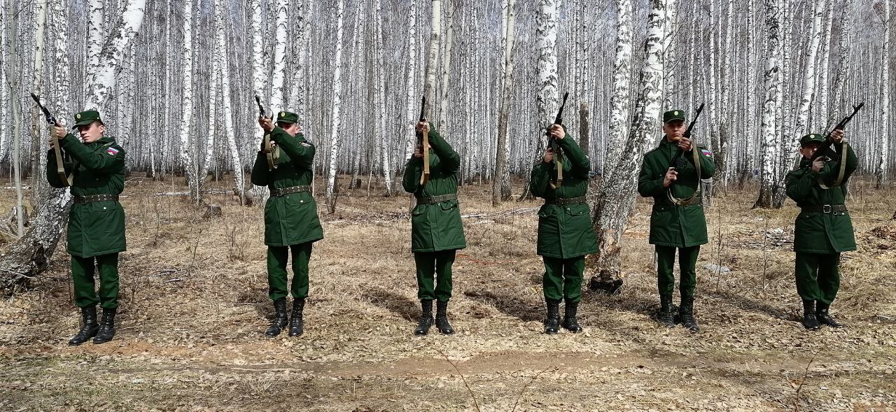 Военные дали салют Военные дали салют
