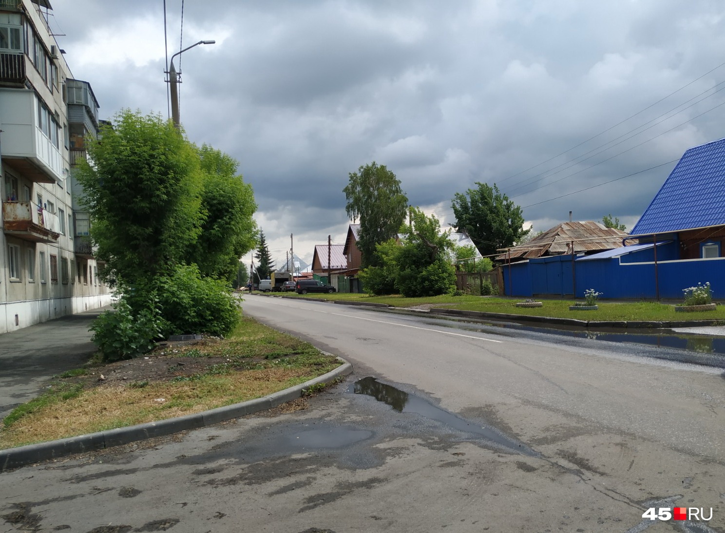 Вода при ливне стекает с дороги по Черняховского во дворы соседних домов