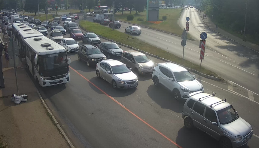 На самом проспекте Авиаторов пробка <nobr class="_">7 июля</nobr> всё же меньше На самом проспекте Авиаторов пробка <nobr class="_">7 июля</nobr> всё же меньше