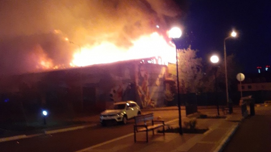 Ночью на Полевой загорелось здание