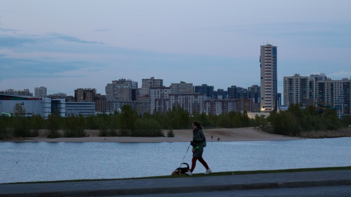 «Прекратите засыпать реку!»: женщины прыгают в воду, чтобы остановить движение барж по Казанке