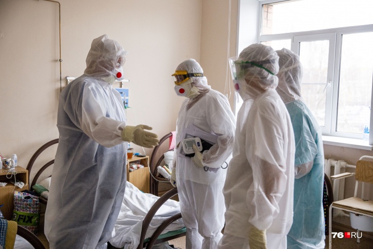 Женщина лежала с аппаратом искусственной вентиляции легких Женщина лежала с аппаратом искусственной вентиляции легких