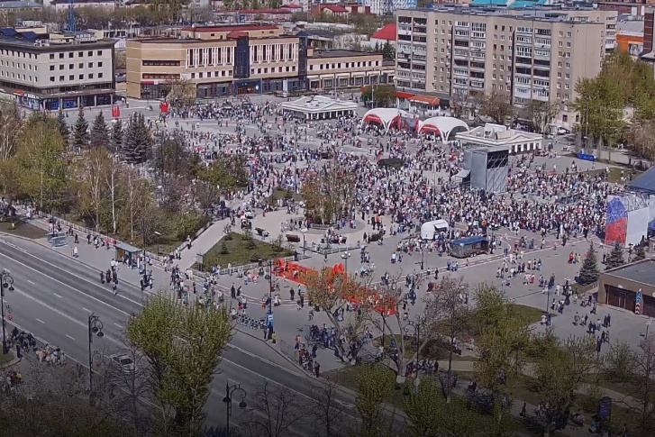 Центр перекрыт, кругом люди Центр перекрыт, кругом люди