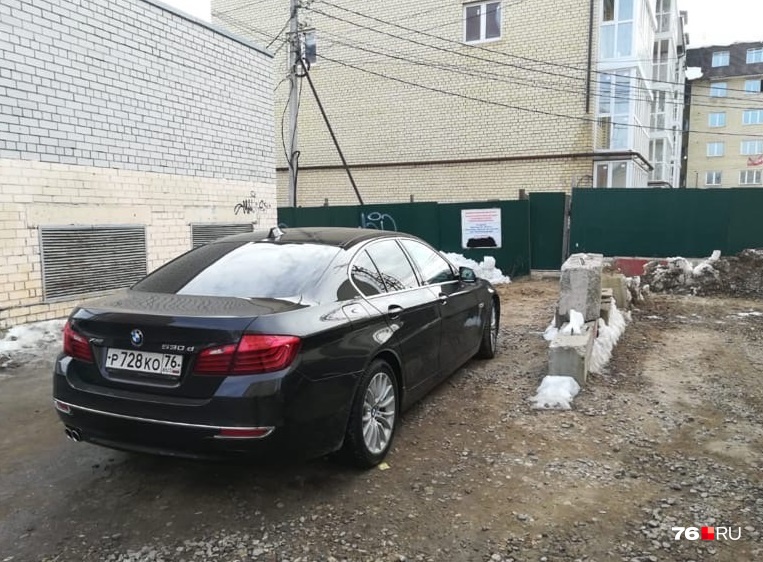 Рядом стоит трансформаторная будка Рядом стоит трансформаторная будка