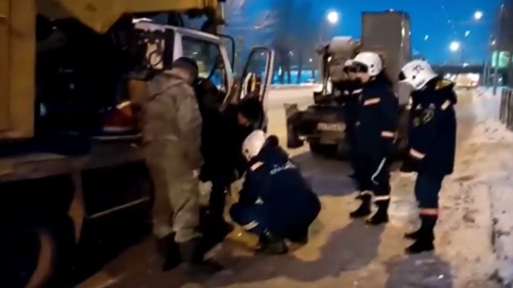 Два самогруза столкнулись на Ватутина в Новосибирске — видео спасательной операции