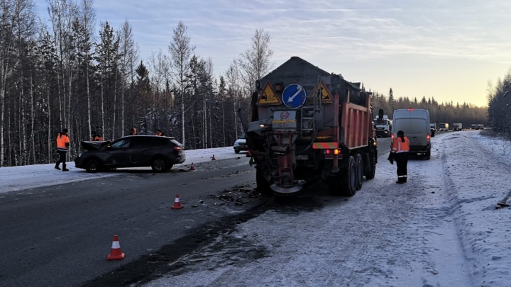 На Пермском тракте автомобилистка врезалась в снегоуборочную машину и снесла микроавтобус