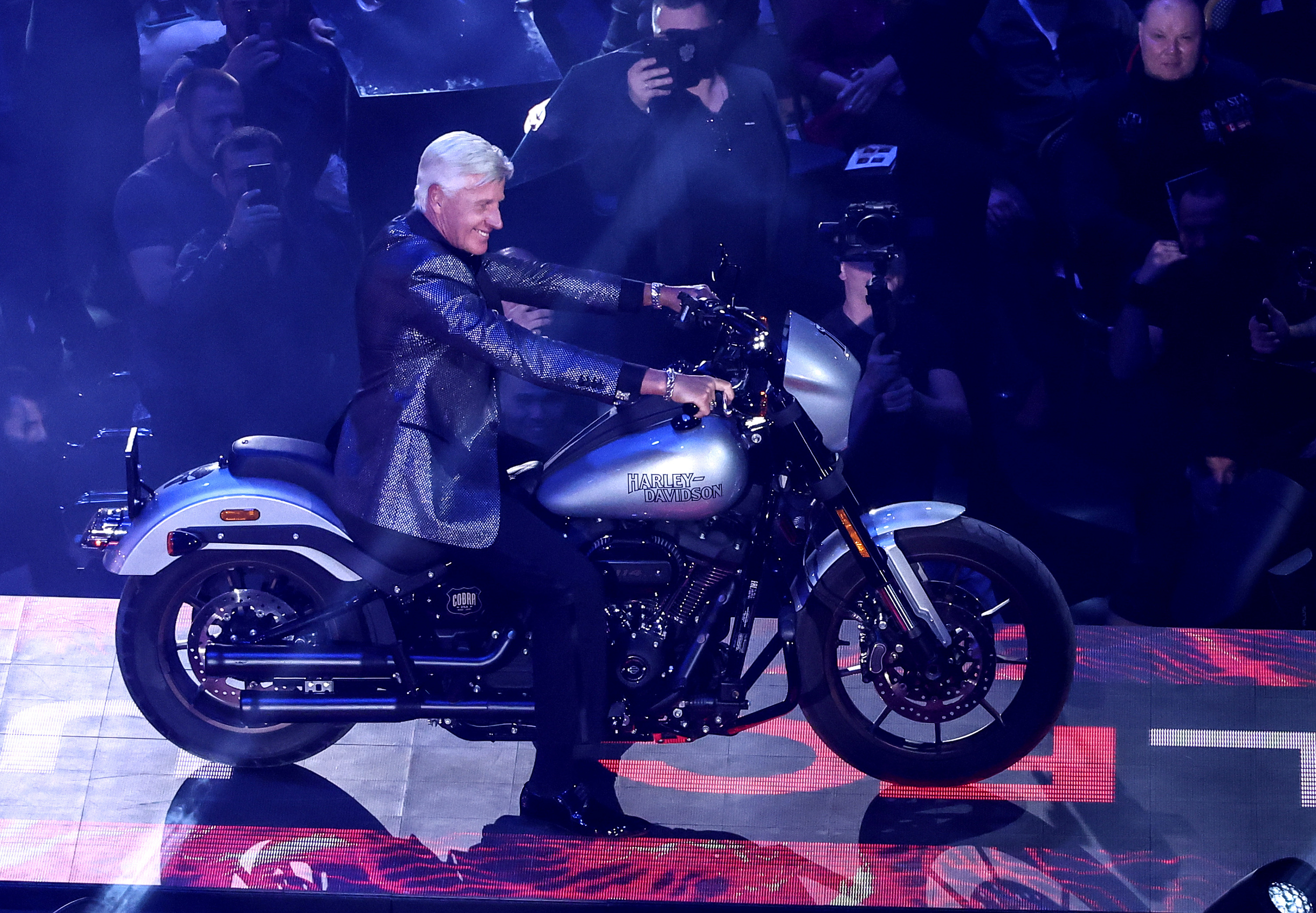 На сцену Загорский выехал на мотоцикле «Харлей-Девидсон»