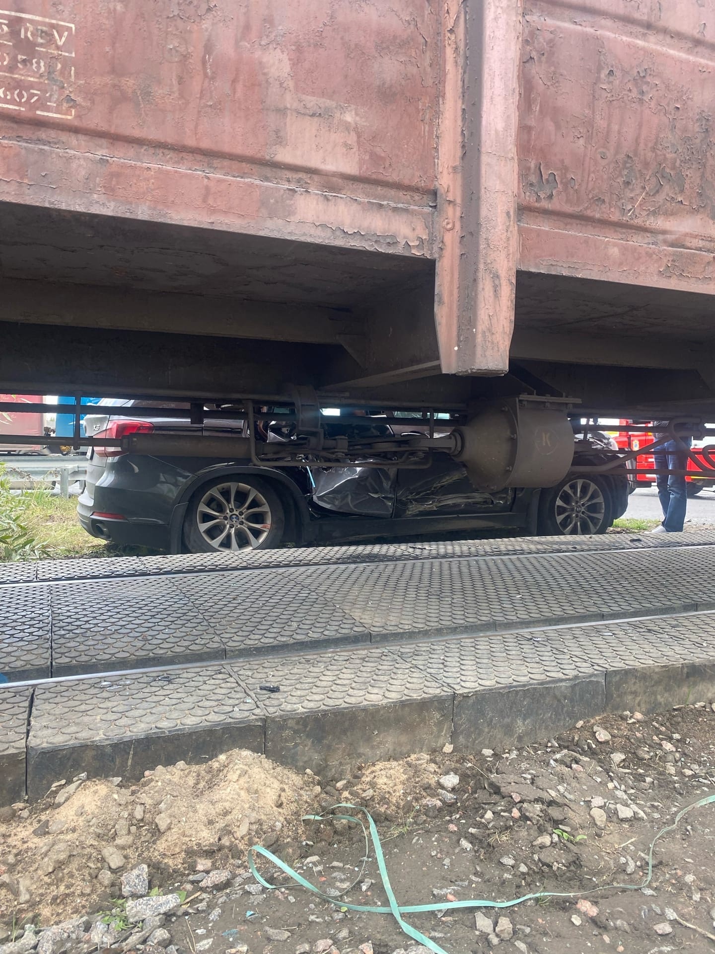 Грузовой поезд намял бок BMW на перекрестке Волхонского и Промышленной |  22.09.2022 | Санкт-Петербург - БезФормата