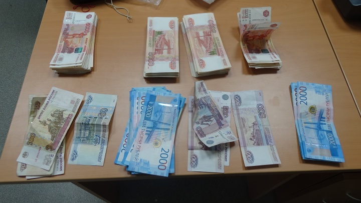 Пассажир рейса Сургут — Худжанд пытался вывезти 1,5 миллиона незадекларированной валюты