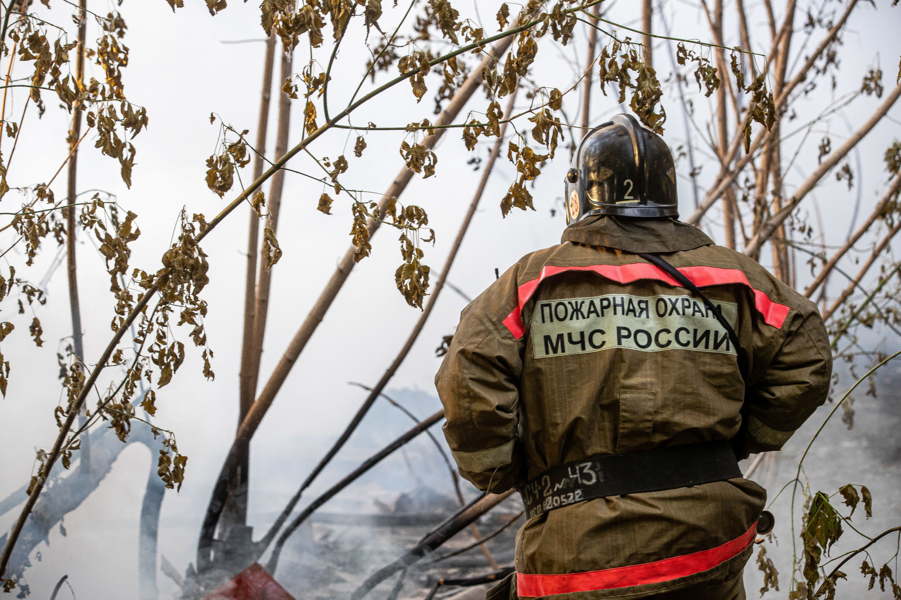 В Новосибирске загорелся склад с бумагой на улице Троллейной