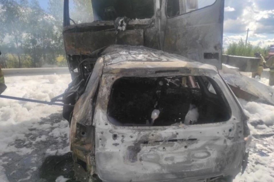 Столкнувшиеся автомобили загорелись Столкнувшиеся автомобили загорелись