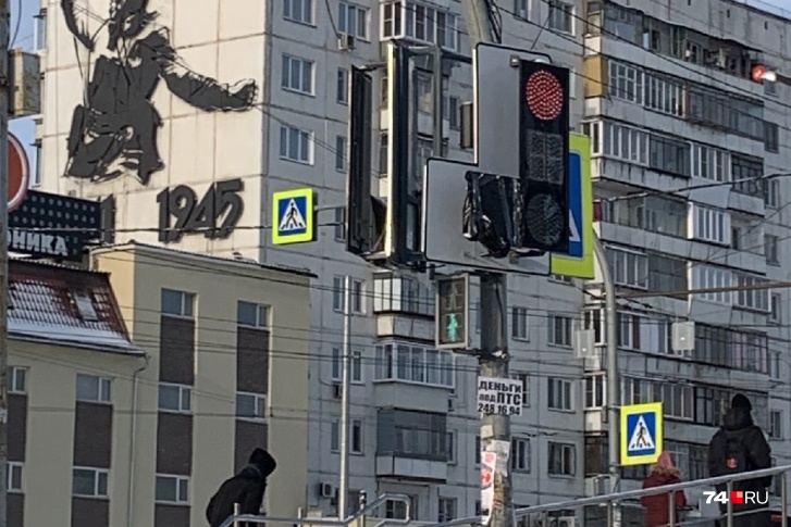 Новую стрелку светофора на пересечении проспекта Победы с Молодогвардейцев замотали черным целлофаном