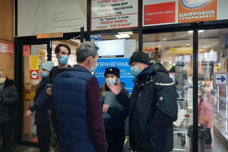 В большинстве проверенных магазинов <nobr class="_">QR-коды</nobr> у посетителей не спрашивали В большинстве проверенных магазинов <nobr class="_">QR-коды</nobr> у посетителей не спрашивали