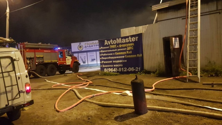 Поджог мог стать причиной пожара в автосервисе на Кошевого в Иркутске в ночь на 4 августа