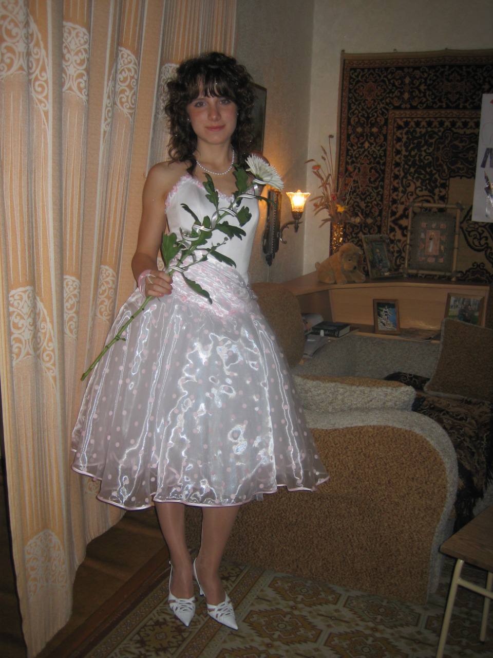 2006 год. А это платье словно из свадебного салона 2006 год. А это платье словно из свадебного салона