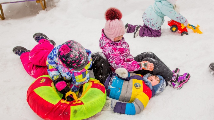 Как гулять в морозы: в мэрии ответили на жалобы родителей, что детей в садах по часу держат на улице