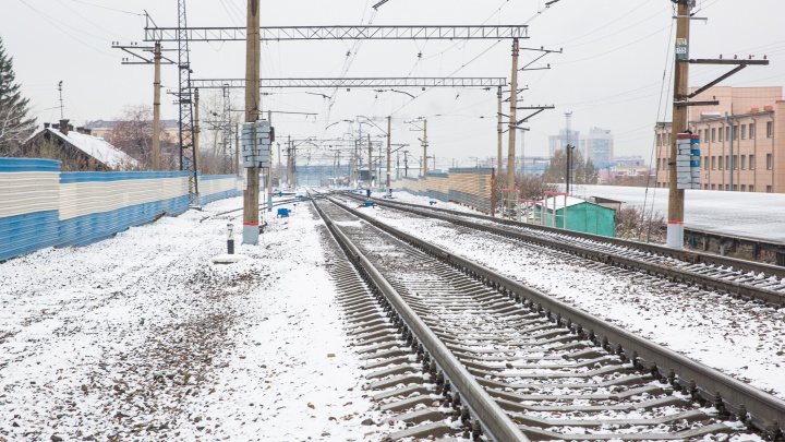 «Пропустил одну электричку, а вторую не заметил»: в Новосибирске поезд насмерть сбил 44-летнего мужчину