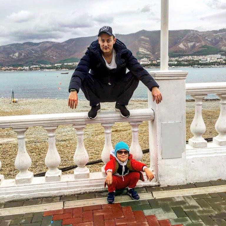 Стас не забывает свои корни — фотографируется вместе с сыном под девизом «Челяба Style»