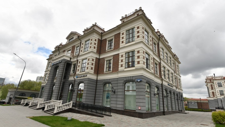 Элитный особняк в центре Екатеринбурга, который не могут продать пять лет, взлетел в цене до 1,2 млрд рублей