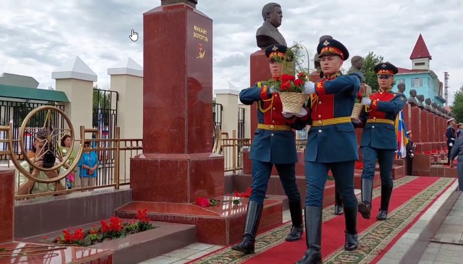 Стелы Героям Социалистического Труда открыли в Агинском на «Алтаргане»