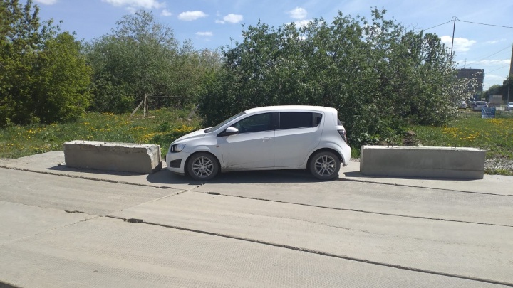 В Екатеринбурге строители забаррикадировали автомобиль, который мешал им проехать. Видео
