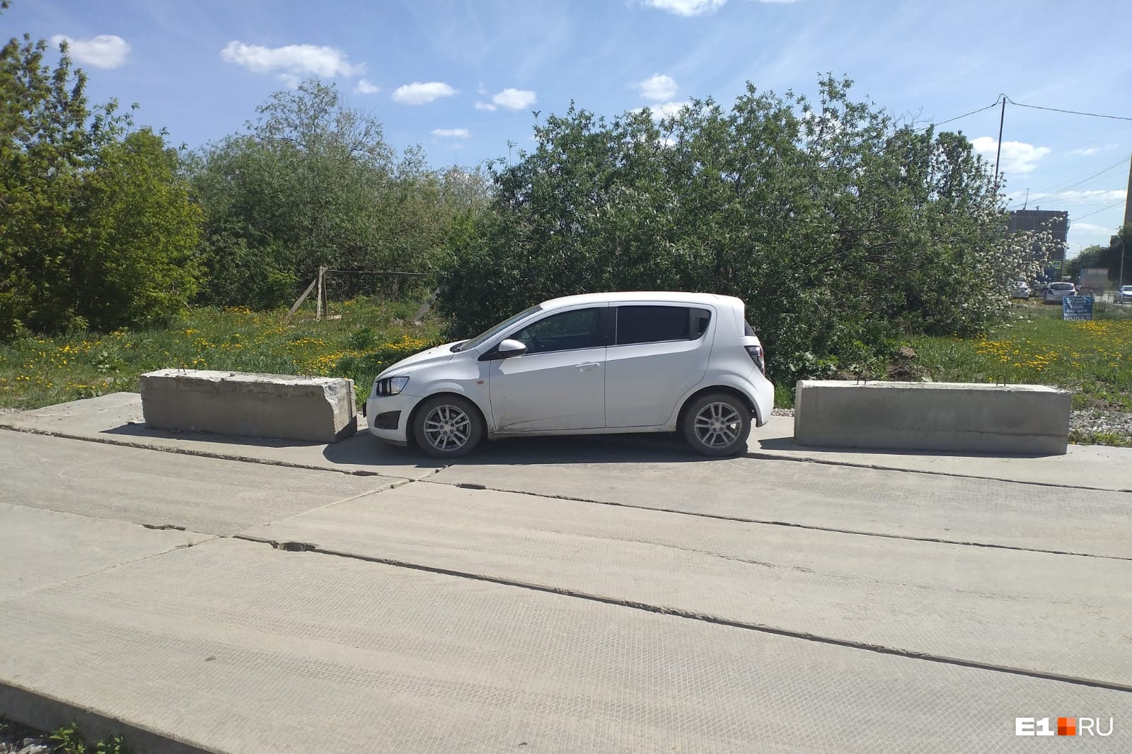 В Екатеринбурге строители забаррикадировали автомобиль, который мешал им проехать. Видео