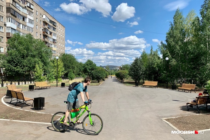 Первое, что бросается в глаза в отремонтированном сквере, — большое количество скамеек. Об этом просили сами жители, говорят в мэрии Первое, что бросается в глаза в отремонтированном сквере, — большое количество скамеек. Об этом просили сами жители, говорят в мэрии