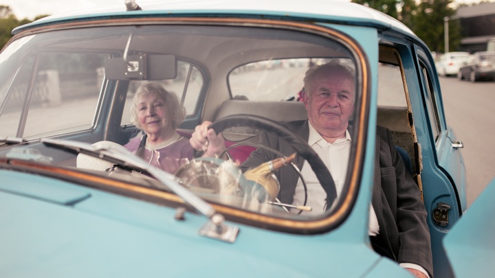 «Пошел меня провожать, с тех пор и не расстаемся»: в Екатеринбурге устроили фотосессию для пары, которая вместе 60 лет