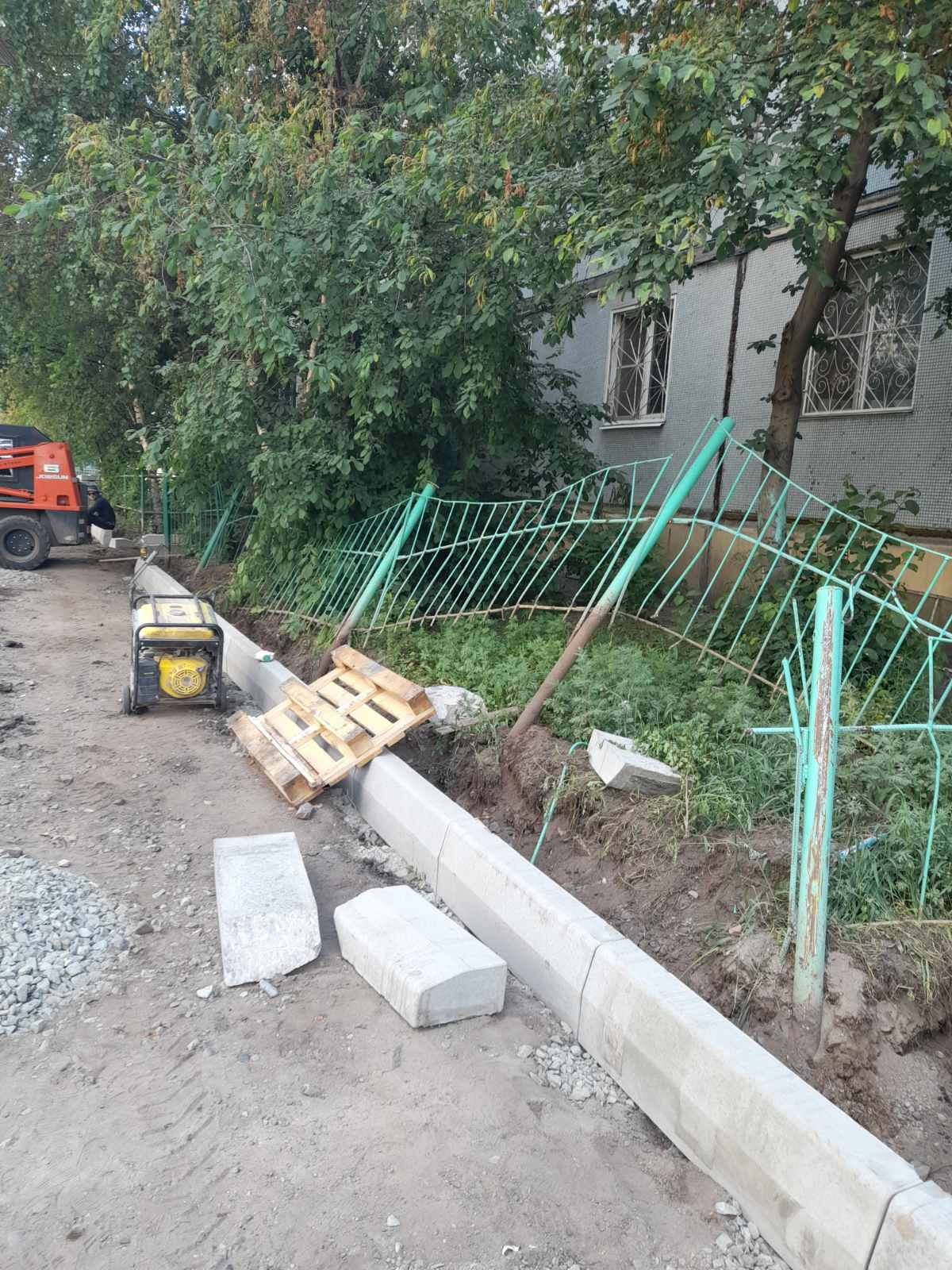 Так забор у палисадника выглядит после начала ремонта Так забор у палисадника выглядит после начала ремонта