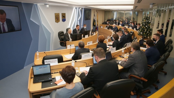 Дефицит будет: сургутские депутаты утвердили параметры бюджета города на ближайшие три года