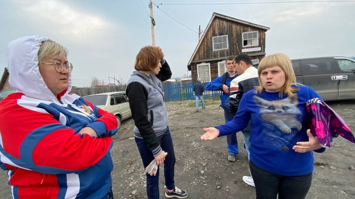 «Дотла всё сгорело, одна земля»: жители СНТ «Малиновка» в Кургане смотрят, что осталось от домов
