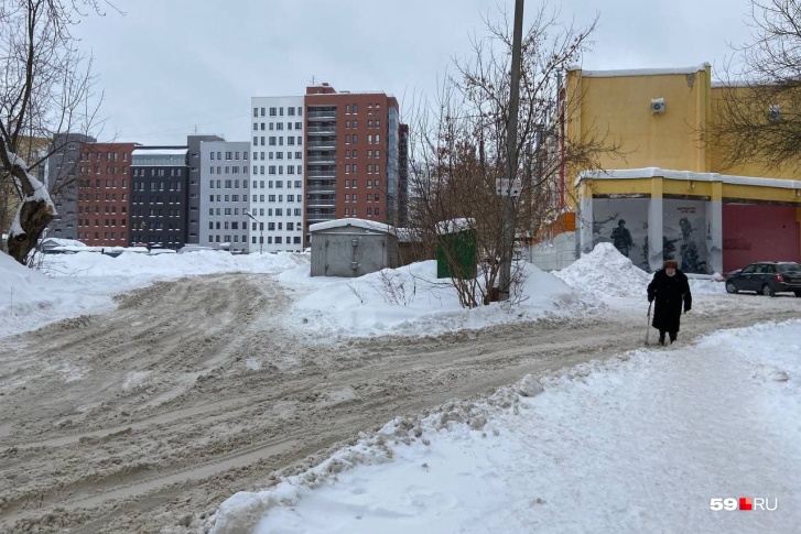 Это улица Шмидта на Садовом. Мы писали, что там вообще не убирают снег Это улица Шмидта на Садовом. Мы писали, что там вообще не убирают снег