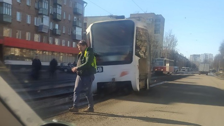 «Выехала аварийная бригада»: в Ярославле трамвай с пассажирами сошел с рельсов