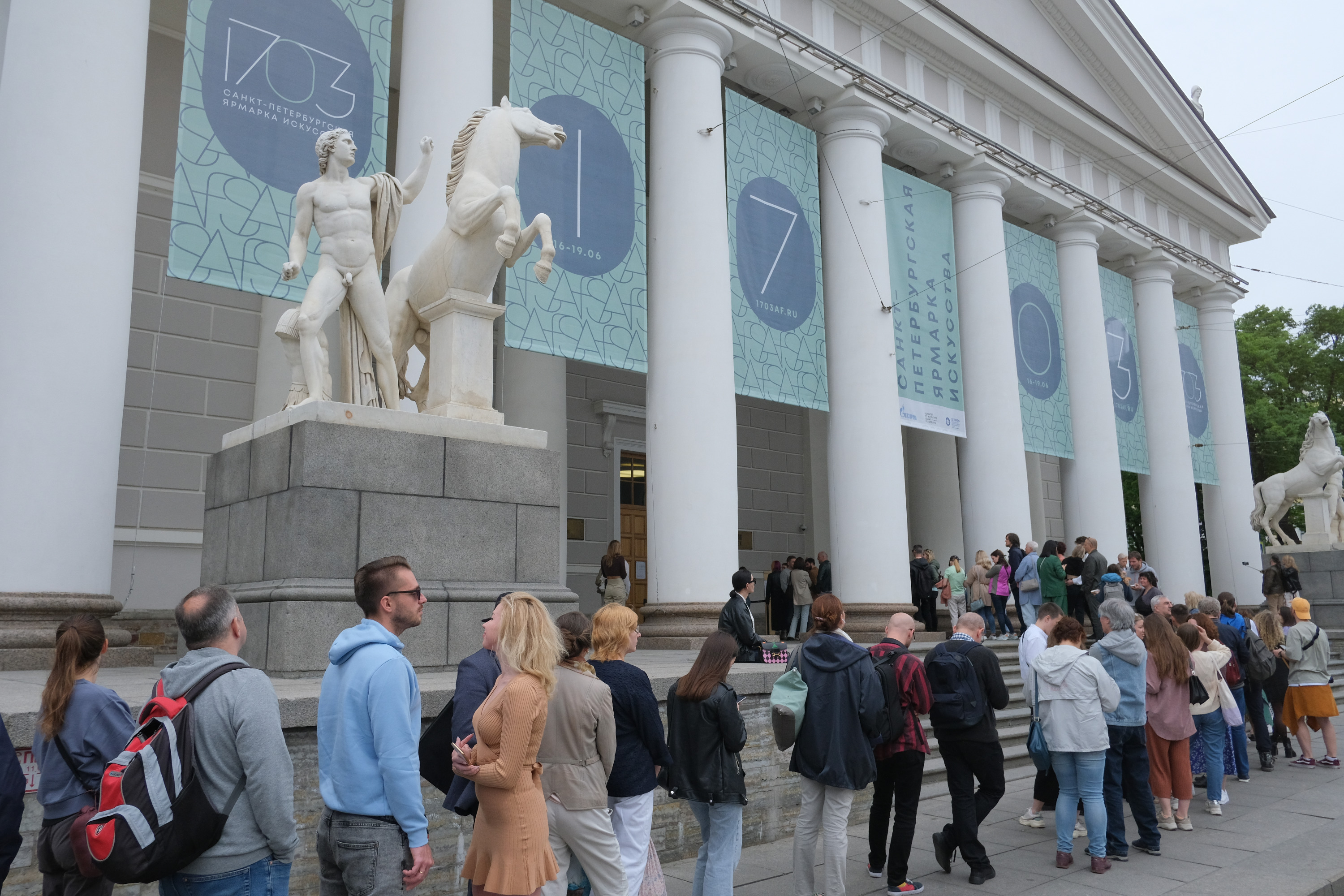 Мероприятия в санкт петербурге. Ярмарка 1703 Санкт-Петербург. Выставка в манеже з. Манежная площадь СПБ ярмарка. Манежные ряды СПБ.