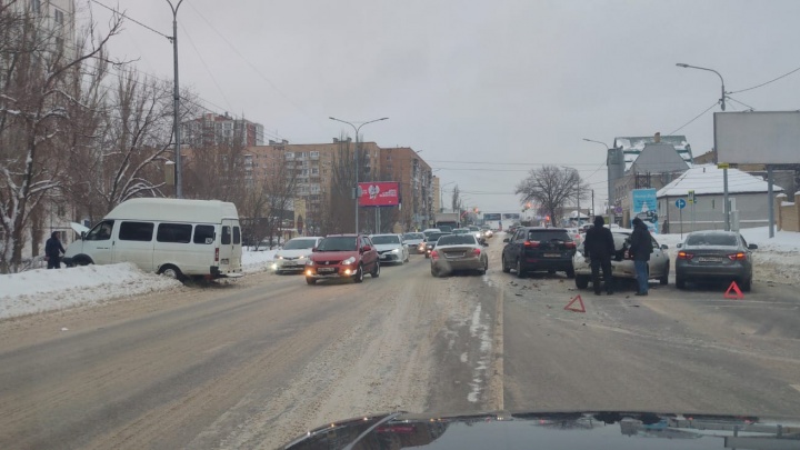 Маршрутка в сугробе, дорога перекрыта: крупная авария на Второй продольной в центре Волгограда