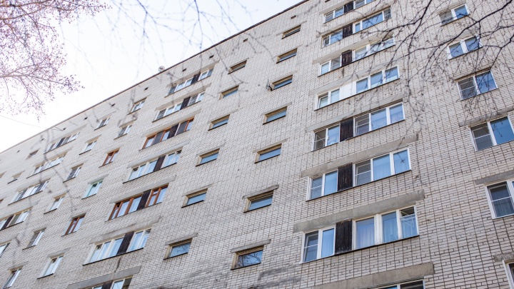 «Прожил пять минут»: в Ярославле с балкона многоэтажки на Горвалу выпал студент
