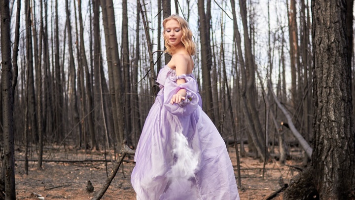 Красавицы-студентки из Екатеринбурга устроили сказочную фотосессию в обгоревшем лесу