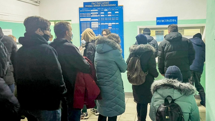 «Я вообще ковид-положительна»: репортаж из очереди поликлиники в Ярославле