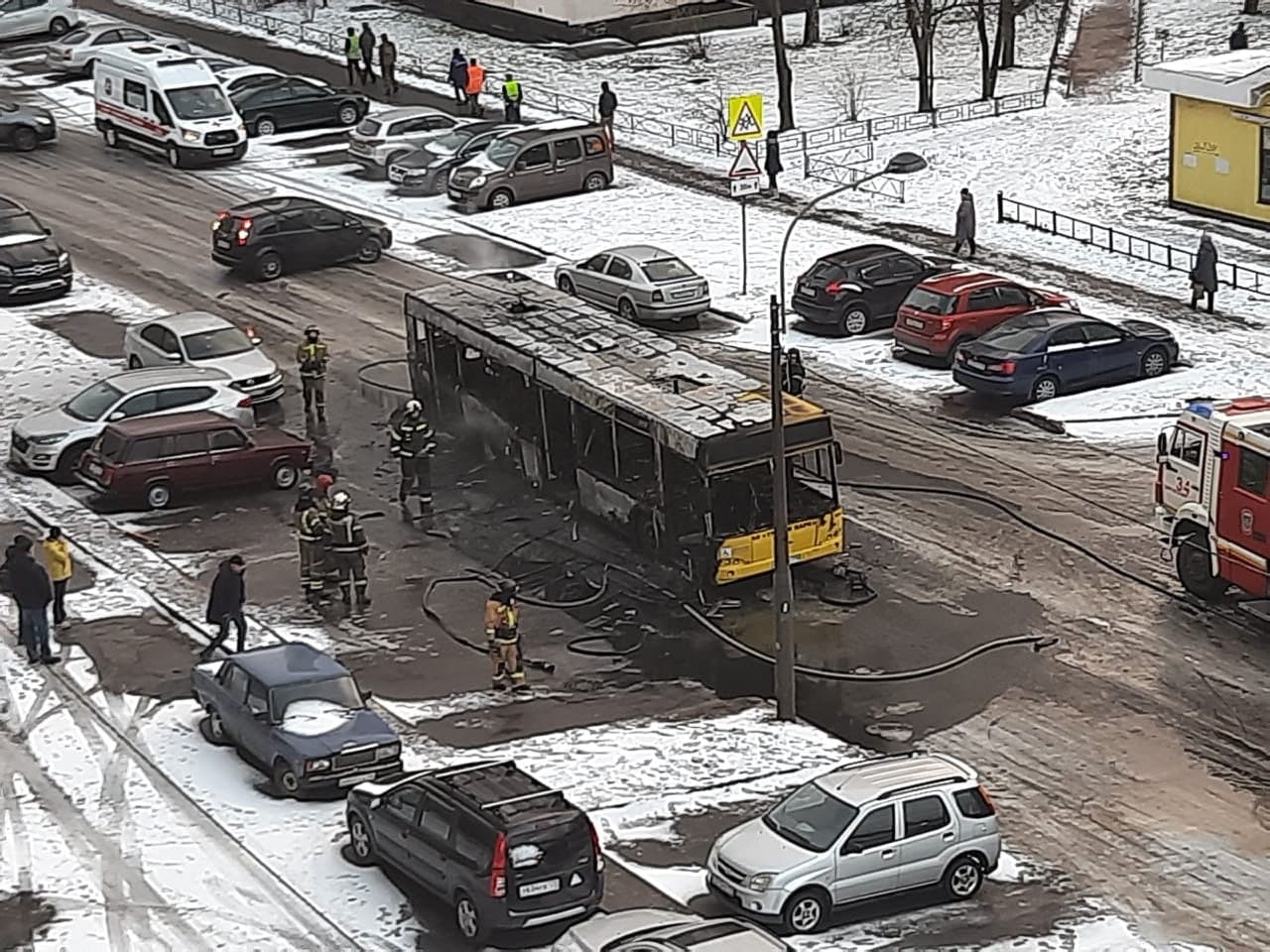 В Петербурге утром сгорели автобус и «Газель». От первого остался лишь  металлический остов | 24.11.2021 | Санкт-Петербург - БезФормата