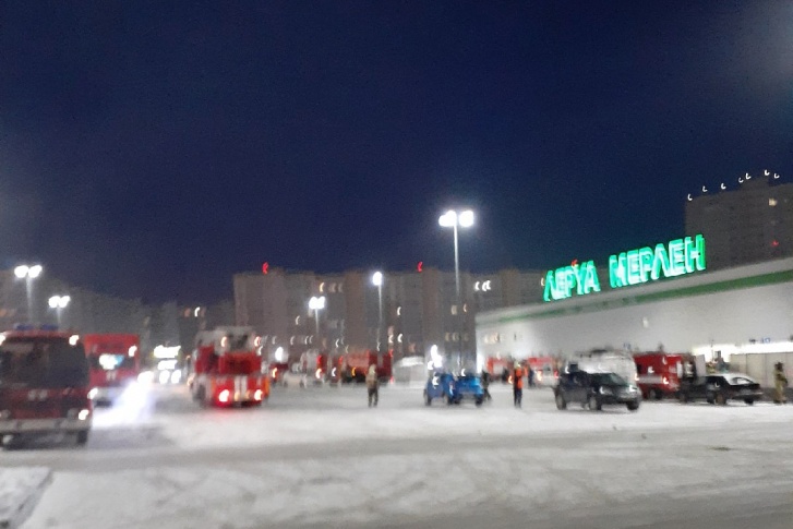 У гипермаркета сегодня утром было много пожарных машин