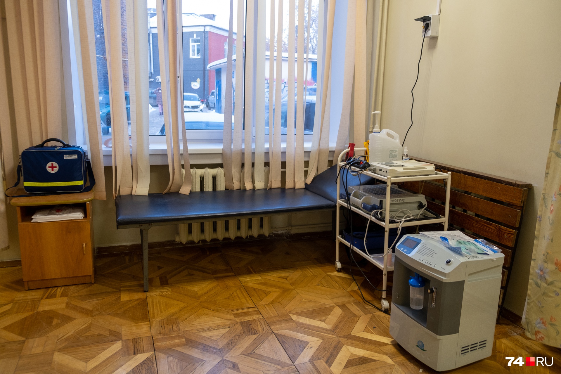 В кабинете неотложной помощи есть кислородный концентратор на случай, если у больного низкая сатурация, и даже дефибриллятор В кабинете неотложной помощи есть кислородный концентратор на случай, если у больного низкая сатурация, и даже дефибриллятор