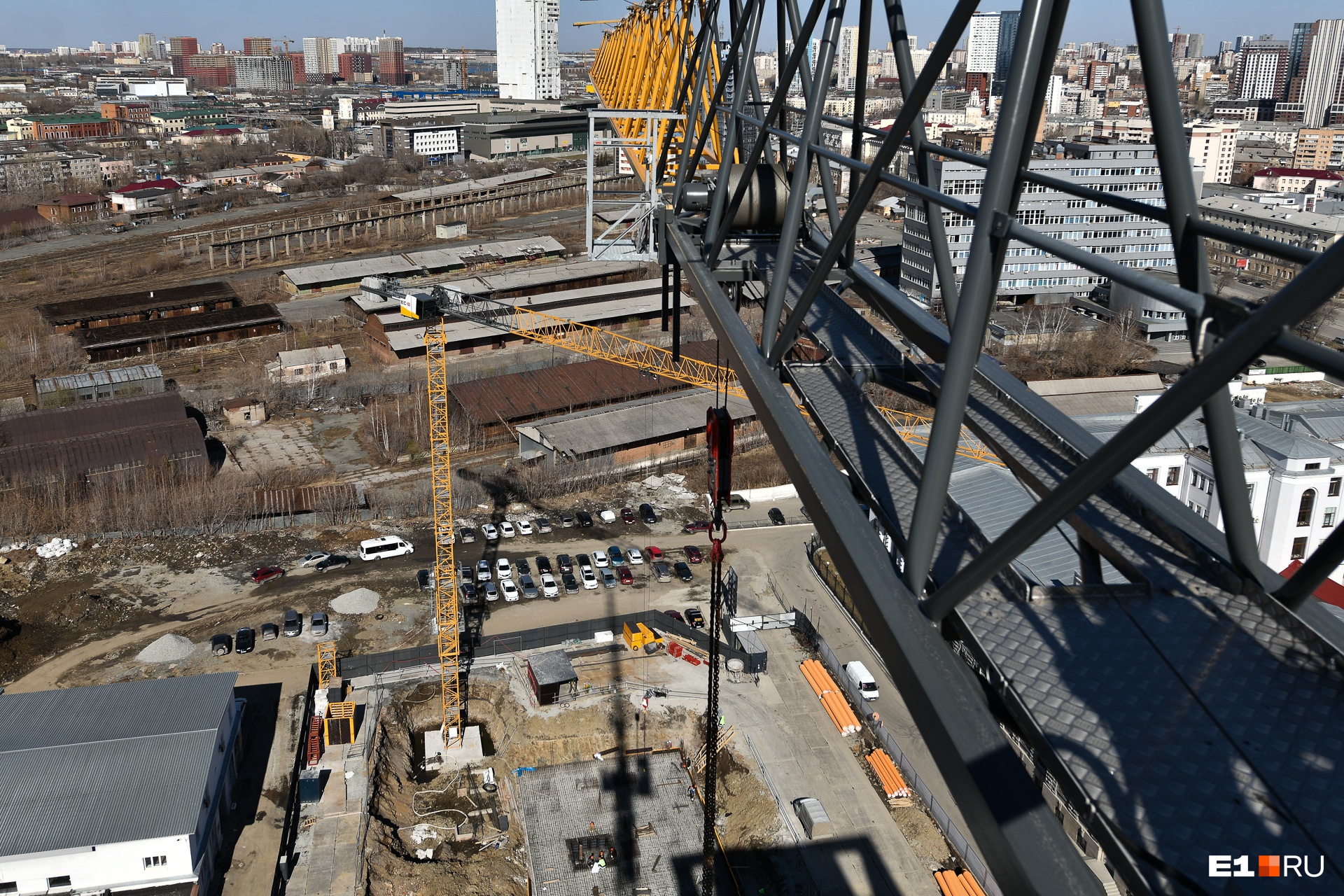 Никогда в Екатеринбурге не работало одновременно так много строительных кранов, как в 2022 году