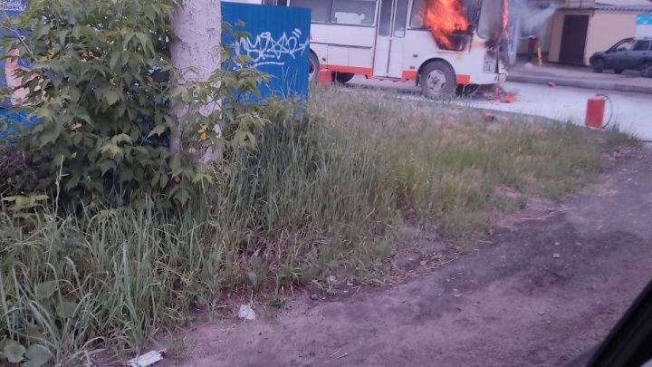 Автобус загорелся рядом с заправкой в Арзамасе