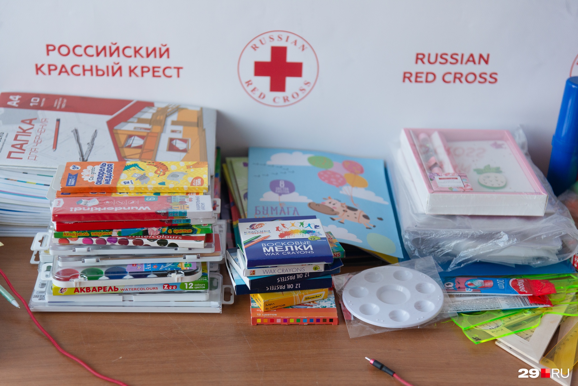 Краски, бумага, мелки — всё это можно получить, если ребенок, приехавший в Архангельск со своей семьей, увлечен творчеством