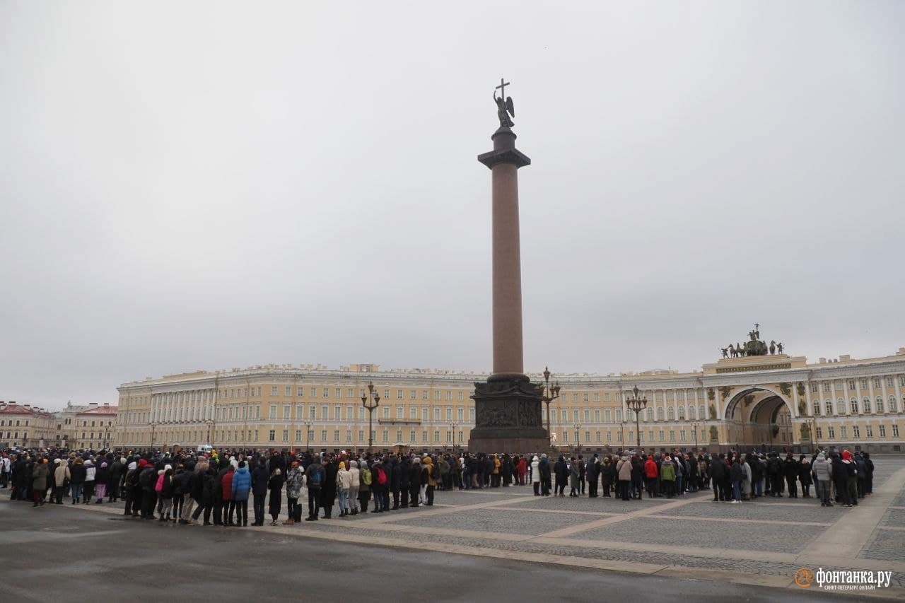 16 ноября дворцовая площадь. Полиция на Дворцовой площади. Титаны на Дворцовой. Кусок СПБ. Сегодня на Дворцовой в СПБ, фото.