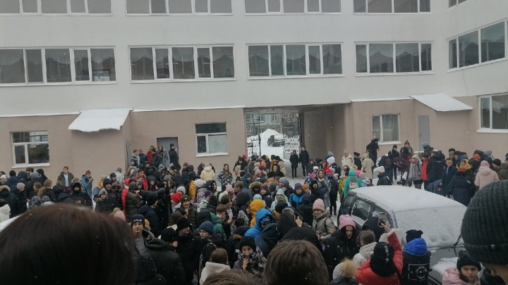 Самарские родители потребовали отправить детей на удаленку из-за массовых эвакуаций школ